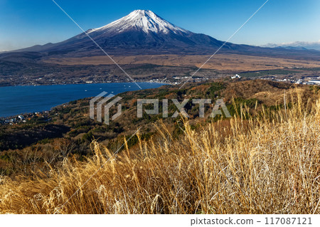 Lake Yamanaka and Mt. Fuji seen from Mt. Ohira in late autumn Lake Yamanaka and Mt. Fuji seen from Mt. Ohira in late autumn 117087121