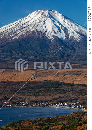 深秋從大平山看到的山中湖和富士山 深秋從大平山看到的山中湖和富士山 117087124