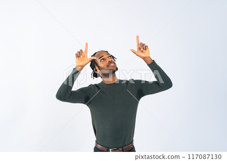 黑人向上指著 117087130