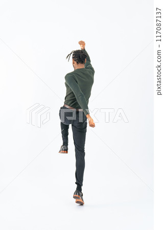 一個黑人從後面跳躍的全身照片 117087137