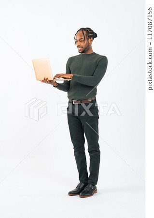 一名黑人使用筆記型電腦的全身照片 117087156