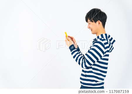 使用智慧型手機的休閒男人 使用智慧型手機的休閒男人 117087159