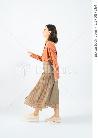 行走的白人女性的全身照片 117087164