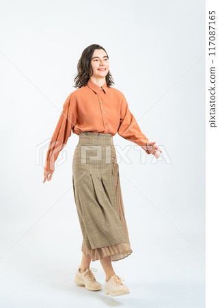 行走的白人女性的全身照片 117087165