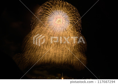 Fireworks blooming in the summer night sky <Kuwana Suigo Fireworks Festival> Fireworks blooming in the summer night sky <Kuwana Suigo Fireworks Festival> 117087294