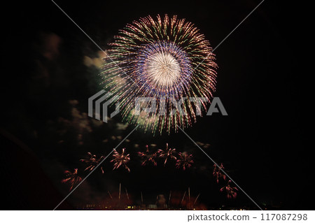 夏日夜空綻放的煙火<桑名水鄉煙火大會> 117087298