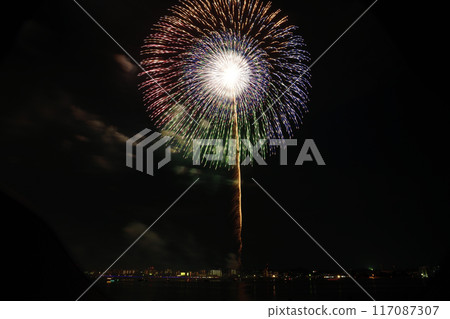 夏日夜空綻放的煙火<桑名水鄉煙火大會> 夏日夜空綻放的煙火<桑名水鄉煙火大會> 117087307