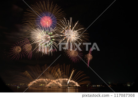 夏日夜空綻放的煙火<桑名水鄉煙火大會> 夏日夜空綻放的煙火<桑名水鄉煙火大會> 117087308