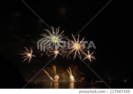 Fireworks blooming in the summer night sky <Kuwana Suigo Fireworks Festival> 117087309