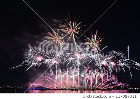 夏日夜空綻放的煙火<桑名水鄉煙火大會> 夏日夜空綻放的煙火<桑名水鄉煙火大會> 117087311