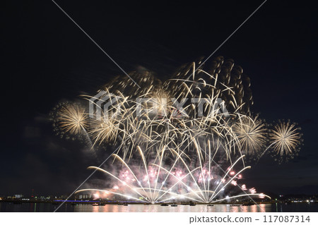 夏日夜空綻放的煙火<桑名水鄉煙火大會> 夏日夜空綻放的煙火<桑名水鄉煙火大會> 117087314