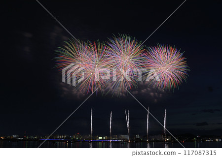 Fireworks blooming in the summer night sky <Kuwana Suigo Fireworks Festival> Fireworks blooming in the summer night sky <Kuwana Suigo Fireworks Festival> 117087315