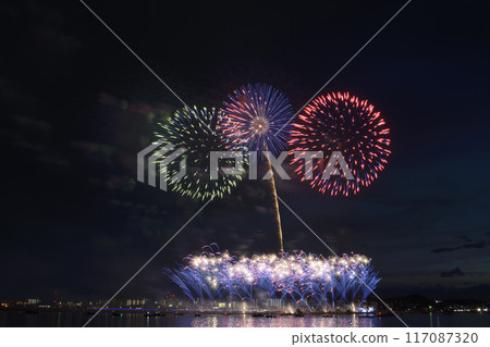 Fireworks blooming in the summer night sky <Kuwana Suigo Fireworks Festival> Fireworks blooming in the summer night sky <Kuwana Suigo Fireworks Festival> 117087320