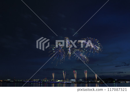Fireworks blooming in the summer night sky <Kuwana Suigo Fireworks Festival> Fireworks blooming in the summer night sky <Kuwana Suigo Fireworks Festival> 117087321