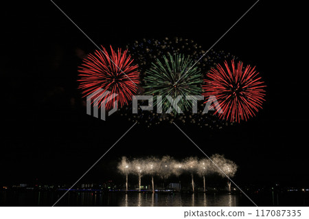 夏日夜空綻放的煙火<桑名水鄉煙火大會> 117087335