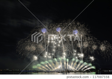夏日夜空綻放的煙火<桑名水鄉煙火大會> 夏日夜空綻放的煙火<桑名水鄉煙火大會> 117087338