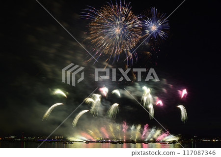 夏日夜空綻放的煙火<桑名水鄉煙火大會> 夏日夜空綻放的煙火<桑名水鄉煙火大會> 117087346