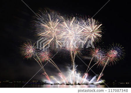 夏日夜空綻放的煙火<桑名水鄉煙火大會> 117087348