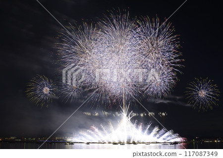 夏日夜空綻放的煙火<桑名水鄉煙火大會> 117087349