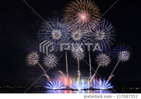 夏日夜空綻放的煙火<桑名水鄉煙火大會> 夏日夜空綻放的煙火<桑名水鄉煙火大會> 117087352