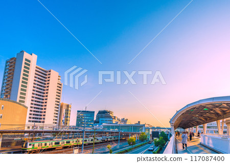 日本藤澤市景觀，七月。東海道本線辻堂站的景色以及列車的湘南顏色，橙色和綠色線= 21日 117087400