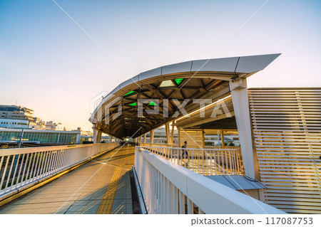 日本藤澤市景觀，七月。東海道本線辻堂站步行甲板…=21日 117087753