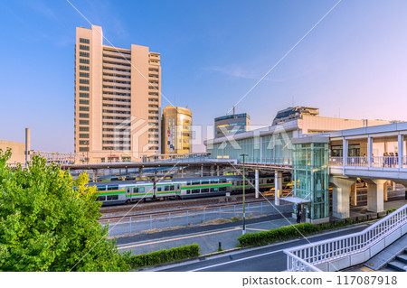 日本藤澤市景觀,七月。東海道本線辻堂站的景色以及列車的湘南顏色,橙色和綠色線= 21日 日本藤澤市景觀,七月。東海道本線辻堂站的景色以及列車的湘南顏色,橙色和綠色線= 21日 117087918