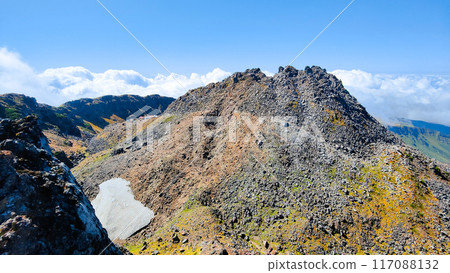 Climbing Mt. Chokai in autumn: View of Mt. Niiyama from Shichitakayama 117088132