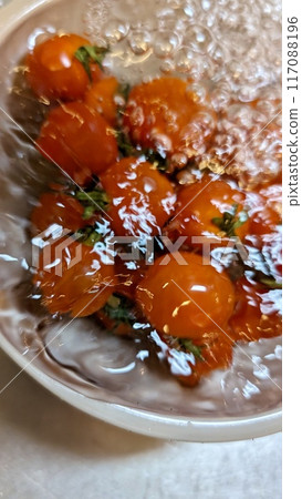 櫻桃番茄用水清洗 117088196