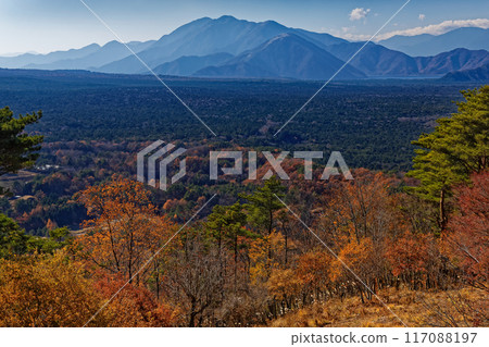 從紅葉平台看到的青木原森林、本棲湖和毛無山脊 117088197