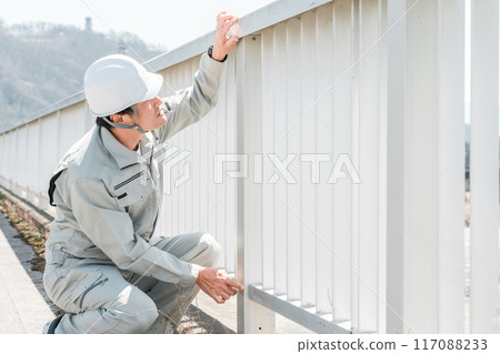 檢查和檢查橋樑施工和橋樑的男工人 檢查和檢查橋樑施工和橋樑的男工人 117088233