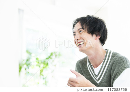 一個人說話的側邊影像 117088766