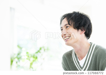 一個人說話的側邊影像 一個人說話的側邊影像 117088772