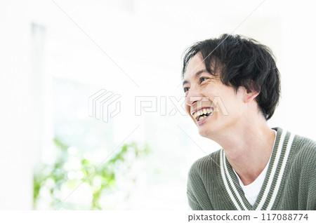 一個人說話的側邊影像 一個人說話的側邊影像 117088774