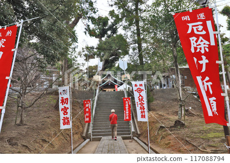 北九州市若松區的東明神社境內、參拜殿與人們 北九州市若松區的東明神社境內、參拜殿與人們 117088794
