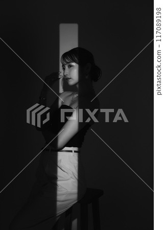 光與影女性肖像 117089198