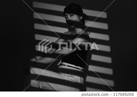 Female portrait in light and shadow 117089208
