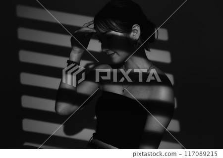 光與影女性肖像 117089215