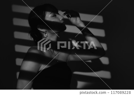 光與影女性肖像 117089228