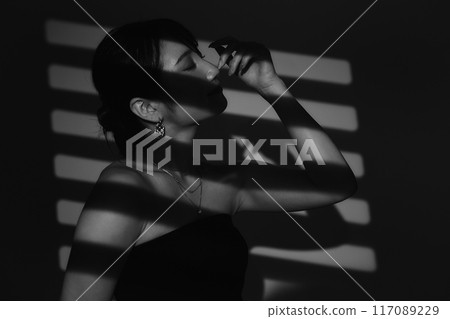 光與影女性肖像 117089229