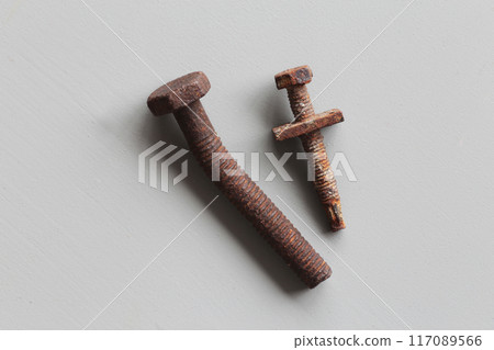 各種形狀的鐵製生鏽物體合影 117089566