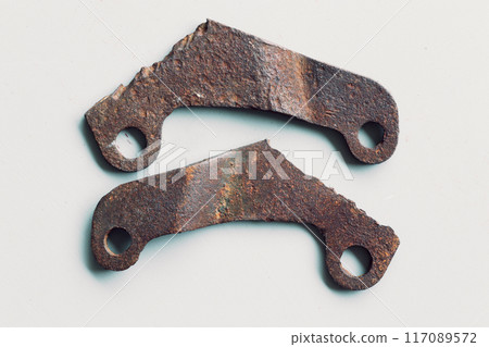 各種形狀的鐵製生鏽物體合影 117089572