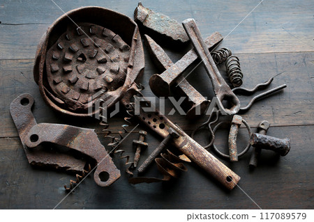 各種形狀的鐵製生鏽物體合影 各種形狀的鐵製生鏽物體合影 117089579