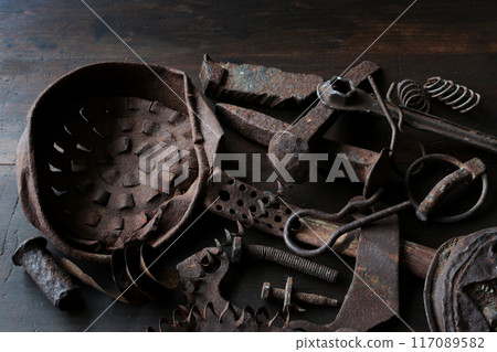 A group photo of various iron objects in rusty states 117089582