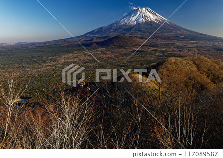 深秋從精進湖和全景平台看到的富士山 117089587