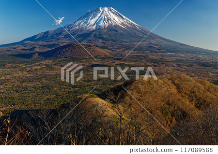 深秋從精進湖和全景平台看到的富士山 117089588