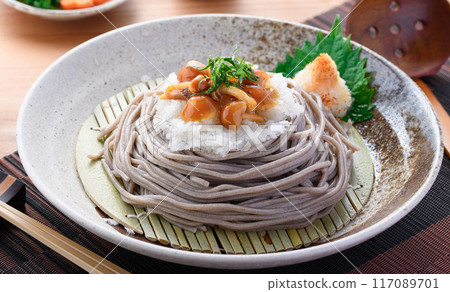 冷凍磨碎的滑子蕎麥麵(光滑的滑子蘑菇完美地滑入喉嚨) 冷凍磨碎的滑子蕎麥麵(光滑的滑子蘑菇完美地滑入喉嚨) 117089701