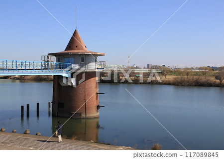 東京葛飾區柴又江戶川上建造的金町淨水廠取水塔（尖帽取水塔） 117089845