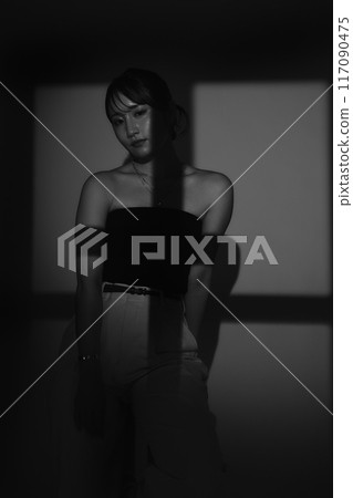 光與影女性肖像 117090475