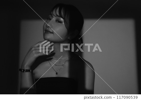 Female portrait in light and shadow 117090539